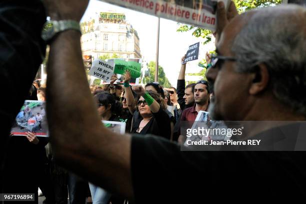 Anh Dao Traxel fille adoptive de Jacques Chirac a manifesté avec plusieurs centaines d'Iraniens à Paris mercredi devant l'ambassade d'Iran contre...