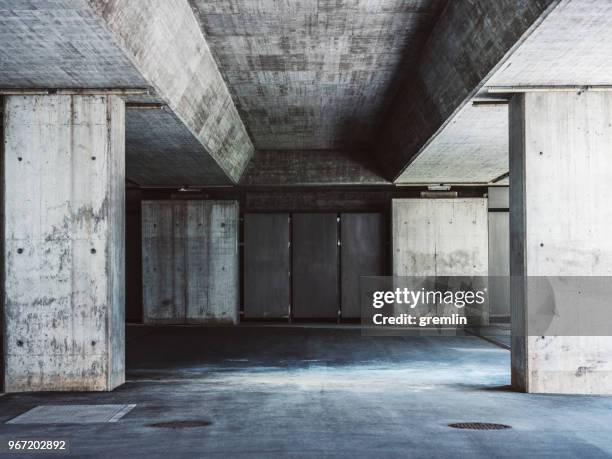 fundación de calle puente concreto de la ciudad - debajo de fotografías e imágenes de stock