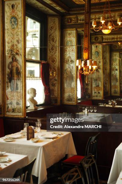 Guy Martin, 50 ans, chef depuis 1991 du Grand Vefour, restaurant situe face aux jardins du Palais-Royal, avait obtenu la 3eme etoile en 2000.