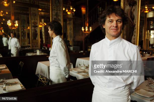 Guy Martin, 50 ans, chef depuis 1991 du Grand Vefour, restaurant situe face aux jardins du Palais-Royal, avait obtenu la 3eme etoile en 2000.