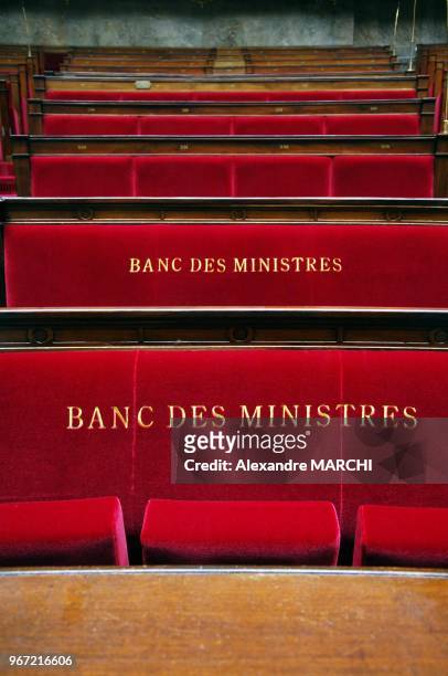 Grand nettoyage de l'hemicycle et changement des fauteuils pour les ministres et les futurs 577 deputes.