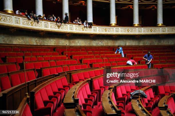 Grand nettoyage de l'hemicycle et changement des fauteuils pour les ministres et les futurs 577 deputes.