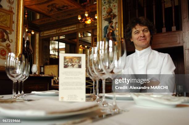 Guy Martin, 50 ans, chef depuis 1991 du Grand Vefour, restaurant situe face aux jardins du Palais-Royal, avait obtenu la 3eme etoile en 2000.