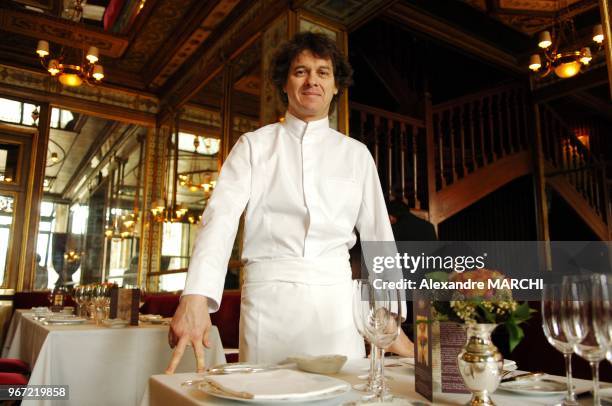 Guy Martin, 50 ans, chef depuis 1991 du Grand Vefour, restaurant situe face aux jardins du Palais-Royal, avait obtenu la 3eme etoile en 2000.