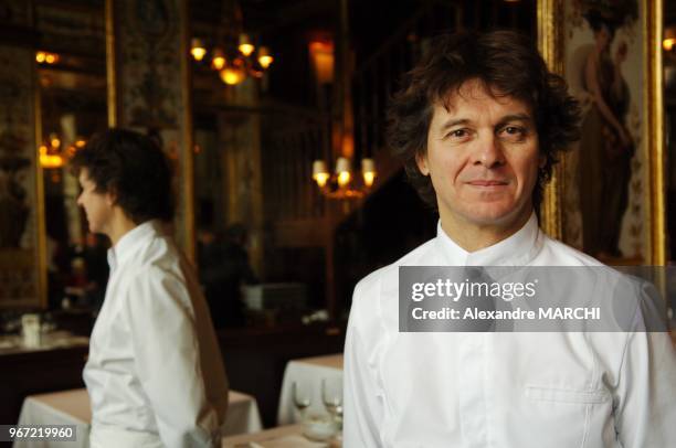 Guy Martin, 50 ans, chef depuis 1991 du Grand Vefour, restaurant situe face aux jardins du Palais-Royal, avait obtenu la 3eme etoile en 2000.