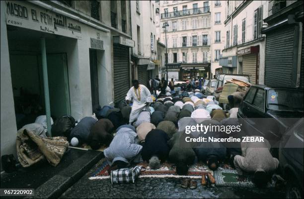 . PRIERE DE L'AID-EL-KEBIR A PARIS GOUTTE D'OR.