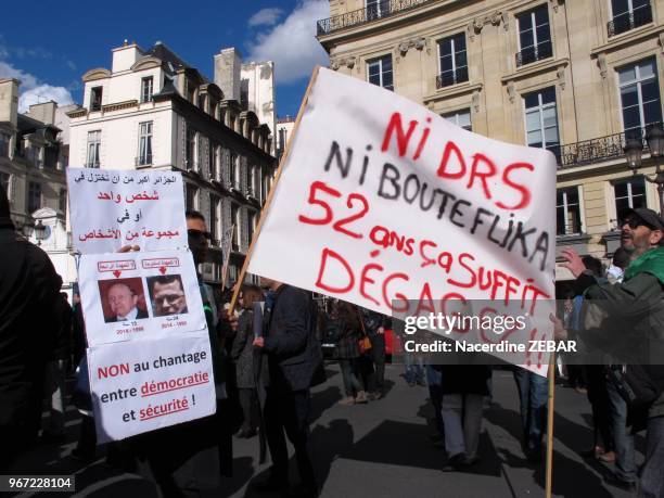 Manifestation à l'appel d'un groupe d'opposants à un quatrième mandat du président algérien Abdelaziz Bouteflika, le 22 mars 2014, Paris, France.