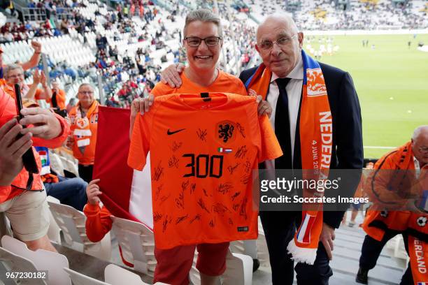 Supporters of Holland with Michael van Praag of KNVB during the International Friendly match between Italy v Holland at the Allianz Stadium on June...