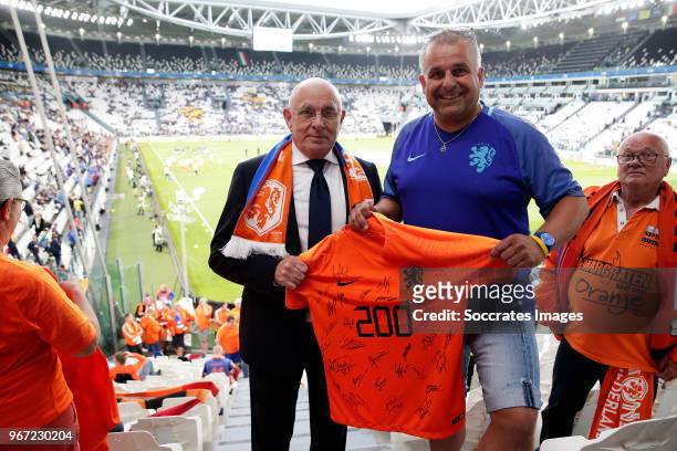 Supporters of Holland with Michael van Praag of KNVB during the International Friendly match between Italy v Holland at the Allianz Stadium on June...