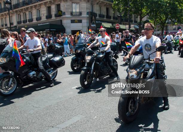 Motards lors du défilé de la Gay pride le 27 juin 2015 à Paris, France.