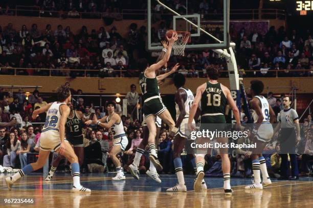 John Havlicek of the Boston Celtics shoots the ball against the Buffalo Braves circa 1974 at the Buffalo Memorial Auditorium in Buffalo, New York....