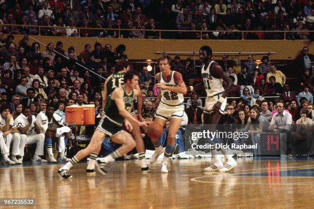 John Havlicek of the Boston Celtics handles the ball against the Buffalo Braves circa 1974 at the Buffalo Memorial Auditorium in Buffalo, New York....