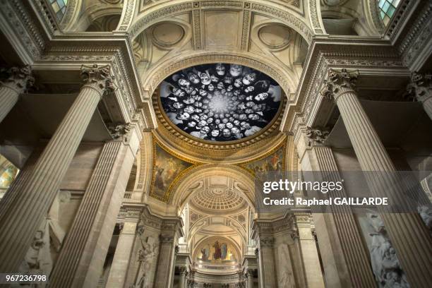 Oeuvre participative 'Inside out' de l'artiste plasticien 'JR' dans la nef et sur le dôme du Panthéon le 15 juin 2014, Paris, France.