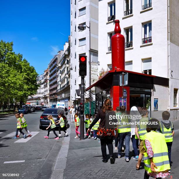 Le bar 'La Grosse Bouteille' a? l'angle du Boulevard Richard-Lenoir et la Rue Moufle le 16 Mai 2017, à Paris, France.