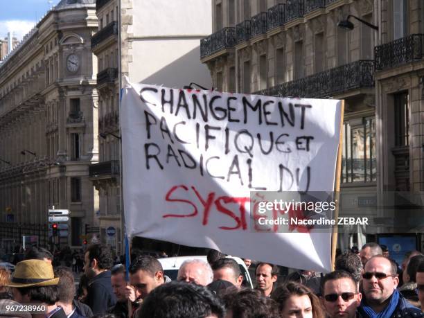 Manifestation à l'appel d'un groupe d'opposants à un quatrième mandat du président algérien Abdelaziz Bouteflika, le 22 mars 2014, Paris, France.