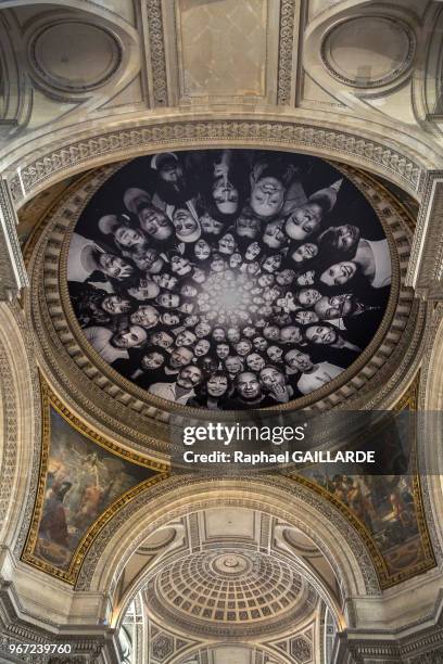 Oeuvre participative 'Inside out' de l'artiste plasticien 'JR' dans la nef et sur le dôme du Panthéon le 15 juin 2014, Paris, France.