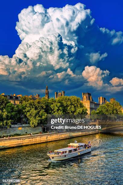 Bateau de navigation sur la Seine le soir de la Fête de la Musique par record de chaleur à 36°9c, 21 Juin 2017, Paris, France.