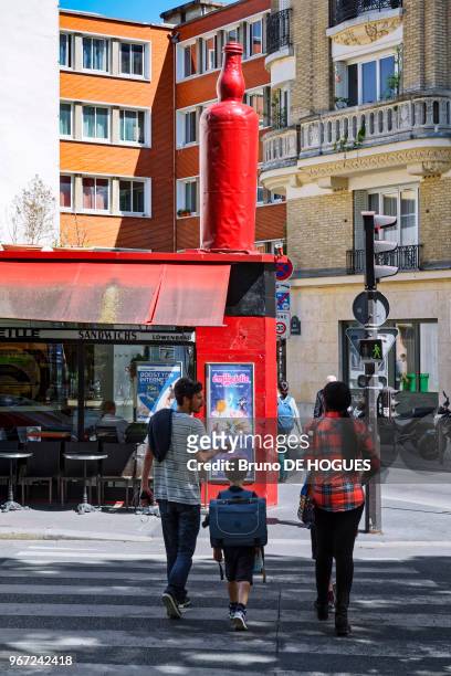 Le bar 'La Grosse Bouteille' a? l'angle du Boulevard Richard-Lenoir et la Rue Moufle le 16 Mai 2017, à Paris, France.