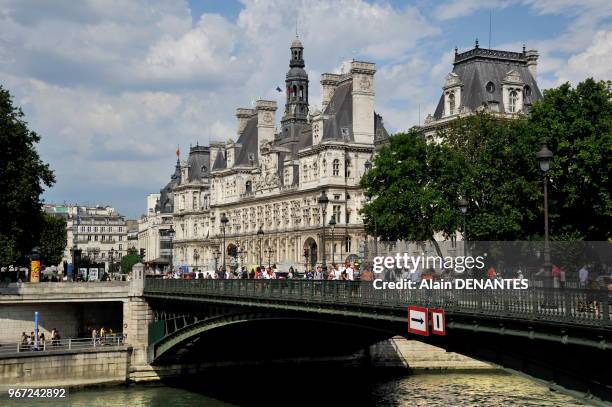 Hotel de ville dans le 4eme arrondissement, le Pont d'Arcole sur la Seine au premier plan, le 23 Juillet 2014, Paris, France.