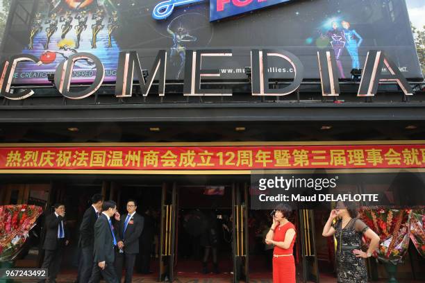 Devant le Comedia à Paris, des membres de la communauté chinoise attendent le début du spectacle d?une troupe d?artistes Chinois. Le spectacle est...