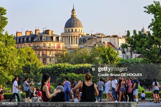 Le Parvis de Notre-Dame le soir de la Fête de la Musique avec record de chaleur à 36°9c, 21 Juin 2017, Paris, France.