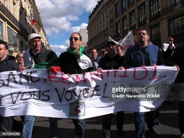 Manifestation à l'appel d'un groupe d'opposants à un quatrième mandat du président algérien Abdelaziz Bouteflika, le 22 mars 2014, Paris, France.