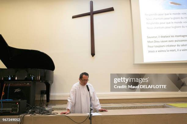 Pasteur Yau durant un prêche pendant une séance de baptême à l?église évangélique baptiste des chinois à Paris 19e arrondissement, France.