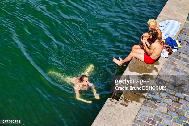Une femme nage dans le Bassin de La Villette par forte chaleur le 17 Juillet 2017, Paris, France.
