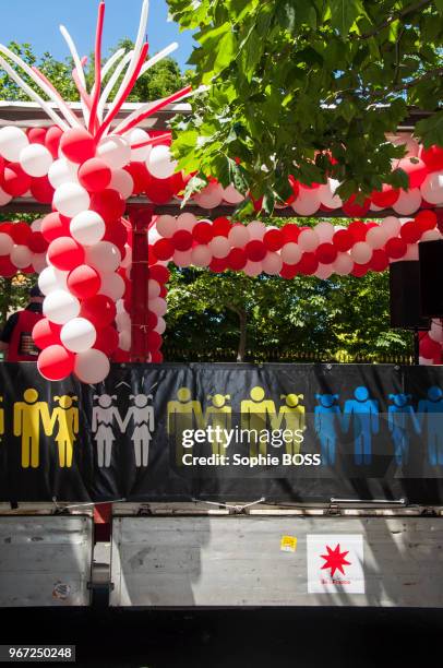 Dessins représentant l'homoparentalité lors du défilé de la Gay pride le 27 juin 2015 à Paris, France.