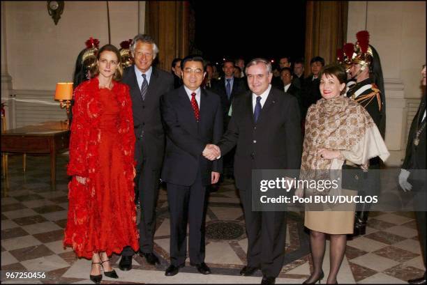 Dinner at the Foreign Ministry. Chinese President Hu Jintao shake hands with French PM Jean-pierre Raffarin. Foreign minister Dominique de Villepin...