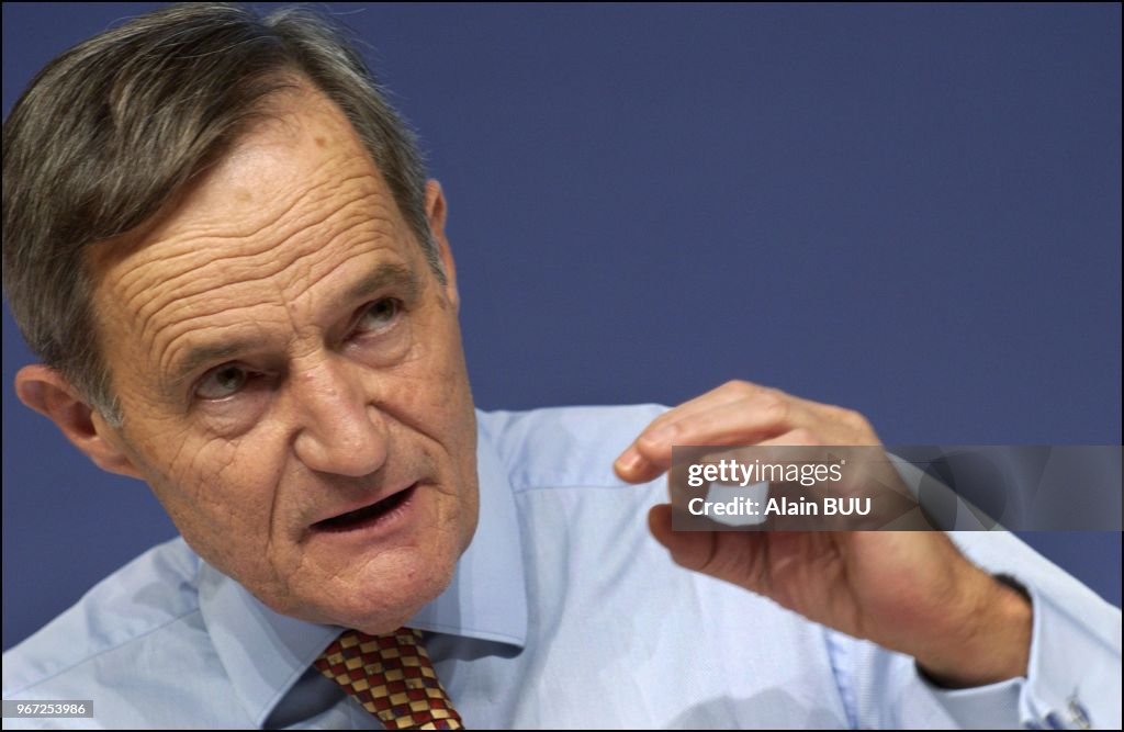 French Minister for the Economy, Finance and Industry Francis Mer and Minister Delegate for the Budget and Budgetary Reform Alain Lambert present to the press their Finance Bill for 2004