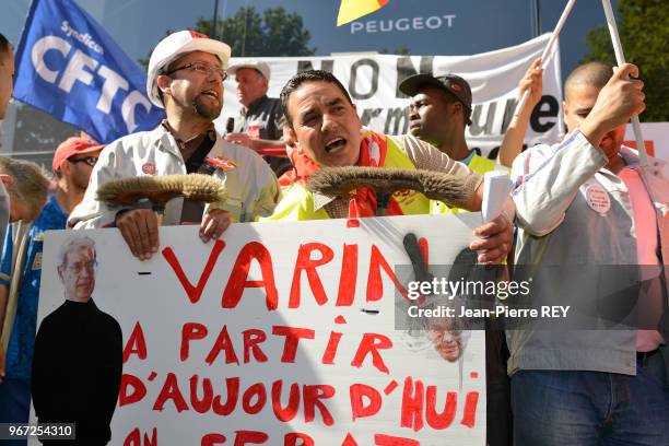 Salariés de PSA se sont rassemblés devant le siège de Peugeot Citroën à Paris le 25 juillet 2012, France.