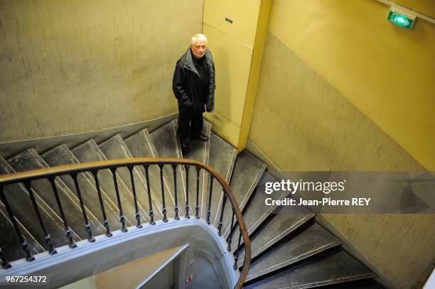 Robert Broussard, préfet et ancien commissaire de police dans l'escalier du 36 quai des Orfèvres à Paris, France, le 30 mars 2013.