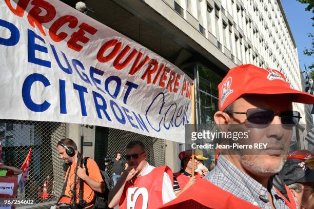 Salariés de PSA se sont rassemblés devant le siège de Peugeot Citroën à Paris le 25 juillet 2012, France.