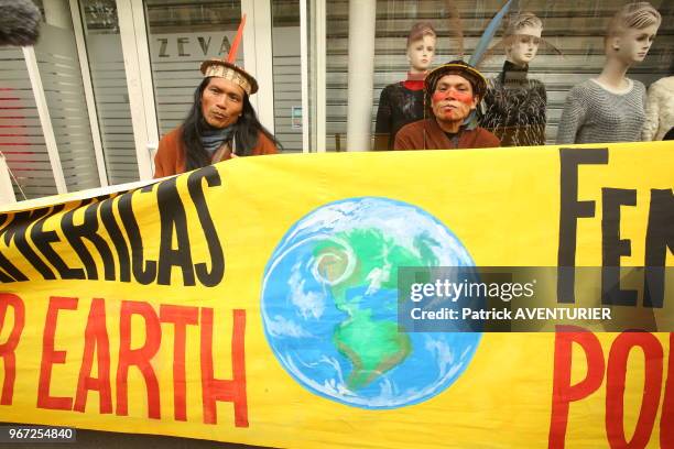 Manifestants lors de la chaine humaine pour defendre le climat et rappeler l'etat d'urgence climatique pour sauver la planète avant l'ouverture de la...
