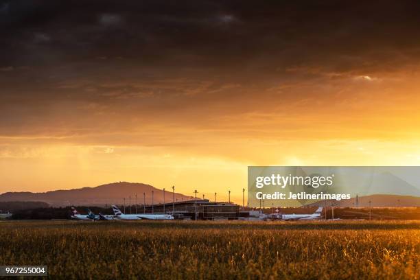 der internationale flughafen zürich - flughafen zürich stock-fotos und bilder