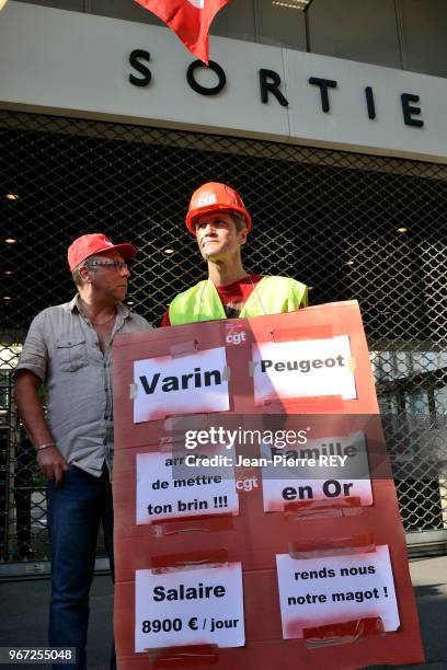 Salariés de PSA se sont rassemblés devant le siège de Peugeot Citroën à Paris le 25 juillet 2012, France.