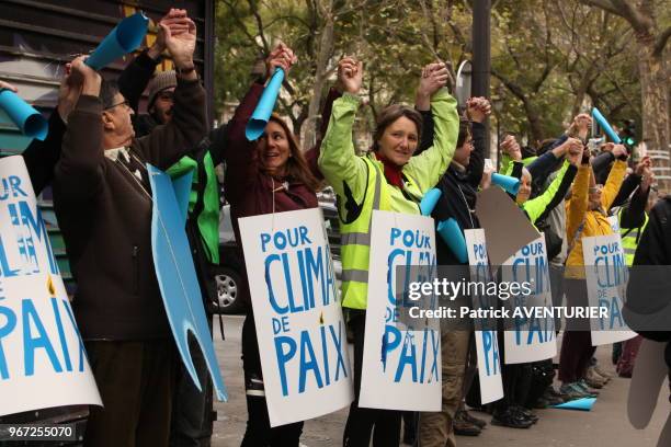 Manifestants lors de la chaine humaine pour defendre le climat et rappeler l'etat d'urgence climatique pour sauver la planète avant l'ouverture de la...