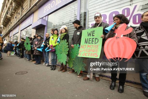 Manifestants lors de la chaine humaine pour defendre le climat et rappeler l'etat d'urgence climatique pour sauver la planète avant l'ouverture de la...