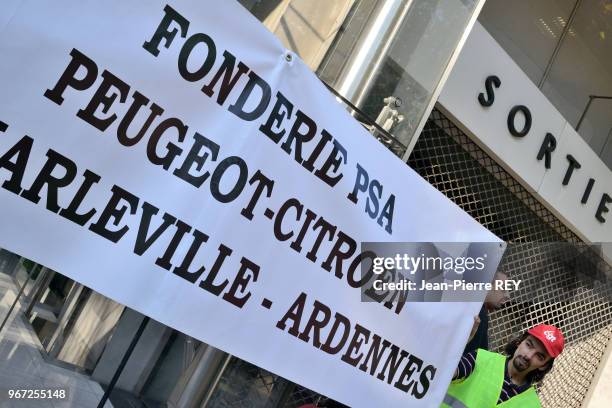 Salariés de PSA se sont rassemblés devant le siège de Peugeot Citroën à Paris le 25 juillet 2012, France.