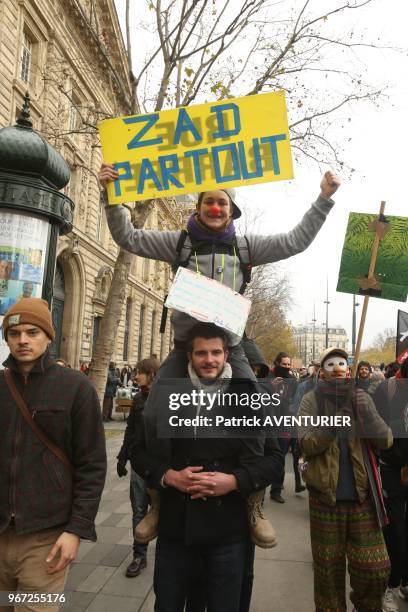 Manifestants lors de la chaine humaine pour defendre le climat et rappeler l'etat d'urgence climatique pour sauver la planète avant l'ouverture de la...