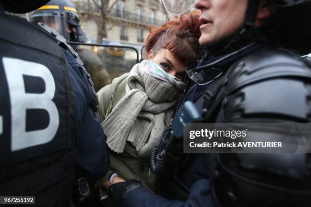 Manifestante et police anti émeute lors de la manifestation pour defendre le climat et rappeler l'etat d'urgence climatique, place de la République...