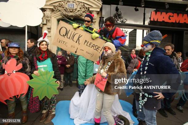 Manifestants lors de la chaine humaine pour defendre le climat et rappeler l'etat d'urgence climatique pour sauver la planète avant l'ouverture de la...