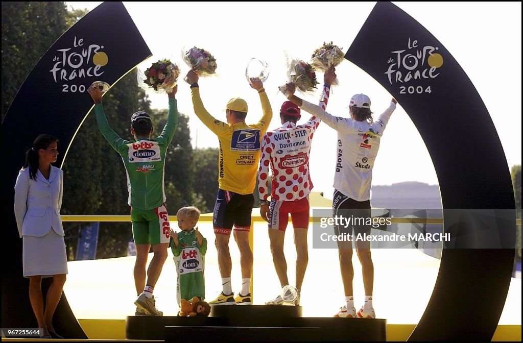 Lance Armstrong wins his 6th Tour de France.