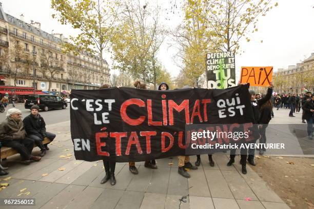 Manifestants lors de la chaine humaine pour defendre le climat et rappeler l'etat d'urgence climatique pour sauver la planète avant l'ouverture de la...