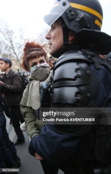 Manifestante et police anti émeute lors de la manifestation pour defendre le climat et rappeler l'etat d'urgence climatique, place de la République...