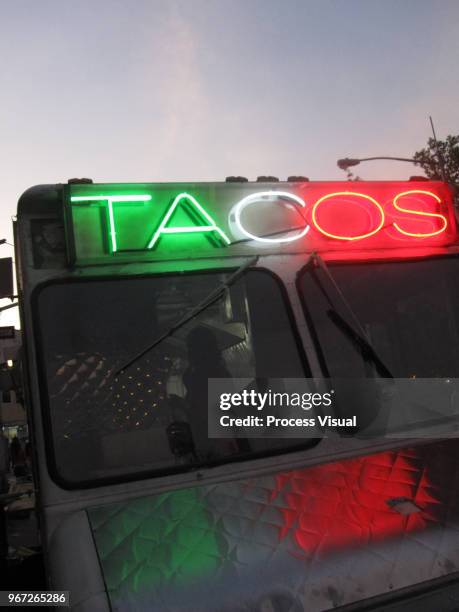 dusk view of taco truck, nyc - new york food stockfoto's en -beelden