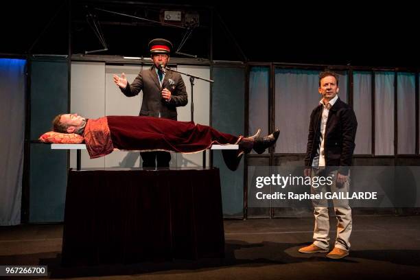 Quentin Baillot, Éric Berger, Manuel Le Lièvre interprètent au théâtre du Rond-Point la pièce 'Dans un canard' texte et mise en scène de Jean-Daniel...