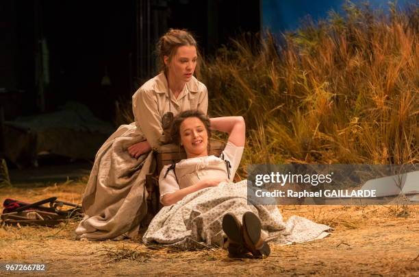 Adeline d'Hermy et Claire de le Ruë du Can de la troupe de la Comédie-Française? interprètent dans la salle Richelieu la pièce de théâtre "Le...