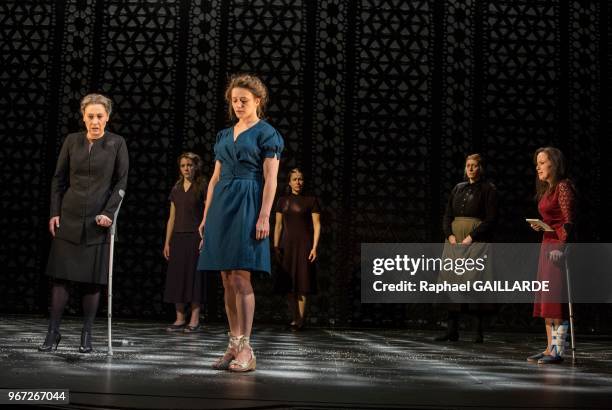 Cécile Brune, Jennifer Deker et Véronique Vella de la Comédie-Française interprètent 'La Maison de Bernarda Alba' dans la salle Richelieu, pièce de...